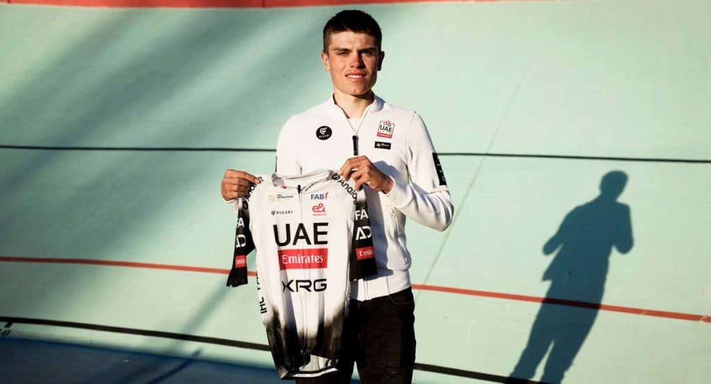 Pablo Torres, con el maillot del UAE Team Emirates en el velódromo de San Sebastián de los Reyes (Madrid).