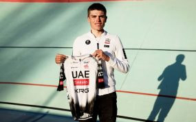 Pablo Torres, con el maillot del UAE Team Emirates en el velódromo de San Sebastián de los Reyes (Madrid).