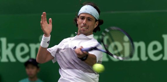 Pato Clavet, durante el torneo de Shanghái 2001 en el que ganó el partido más corto de la historia del tenis.