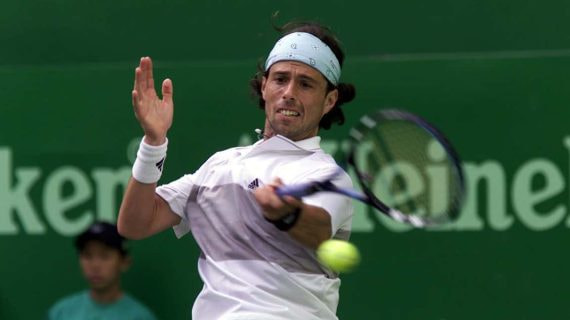 Pato Clavet, durante el torneo de Shanghái 2001 en el que ganó el partido más corto de la historia del tenis.