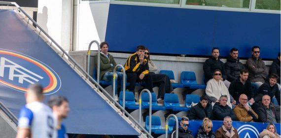 Gerard Piqué en el Estadi Nacional siguiendo un partido del Andorra.
