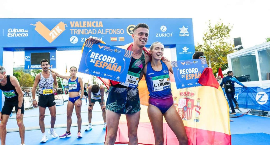 Carlos Mayo junto a Laura Luengo tras batir el récord de España de media maratón en 2023.