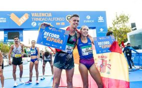 Carlos Mayo junto a Laura Luengo tras batir el récord de España de media maratón en 2023.