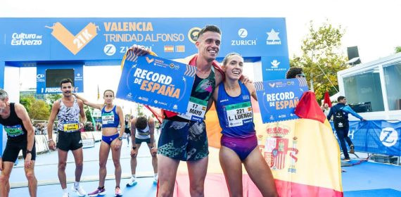 Carlos Mayo junto a Laura Luengo tras batir el récord de España de media maratón en 2023.