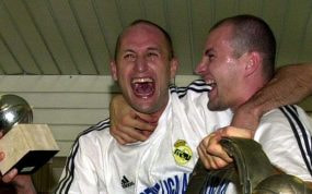 Alberto Angulo y Alberto Herreros celebran el título liguero conquistado en el 2000.