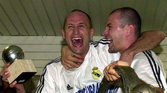 Alberto Angulo y Alberto Herreros celebran el título liguero conquistado en el 2000.