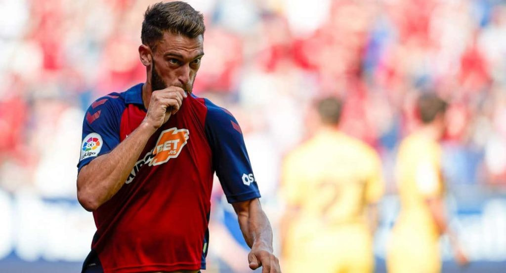 Roberto Torres besando el escudo de Osasuna.