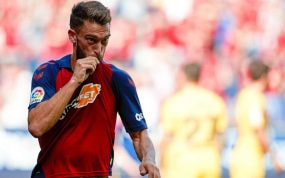 Roberto Torres besando el escudo de Osasuna.