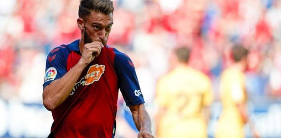 Roberto Torres besando el escudo de Osasuna.