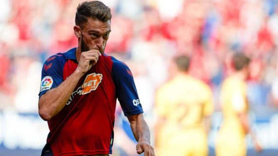 Roberto Torres besando el escudo de Osasuna.