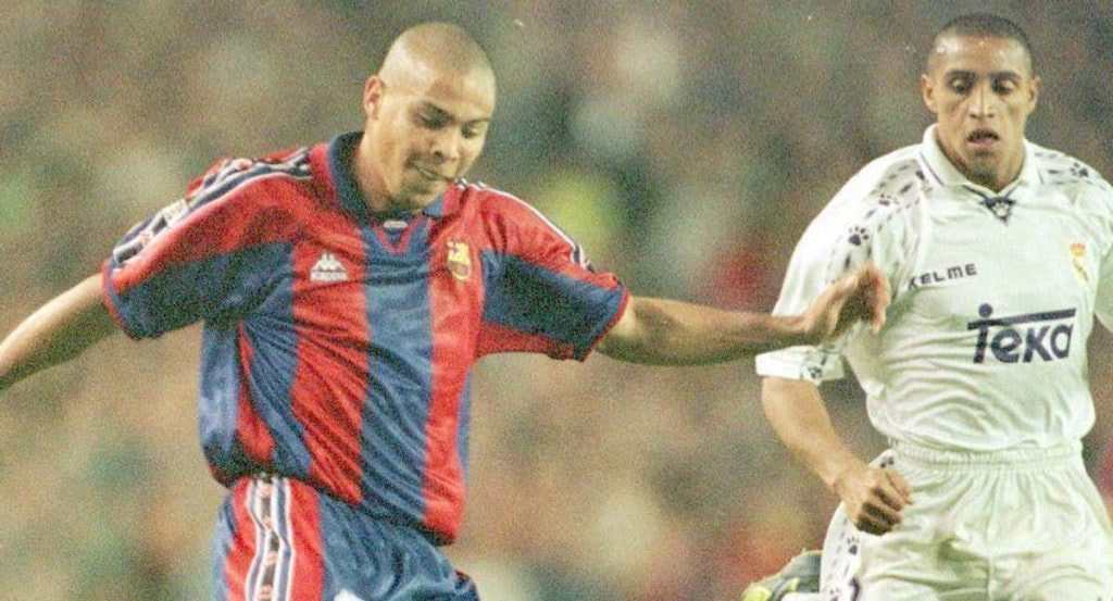 Ronaldo, en un Clásico con la camiseta del Barça.