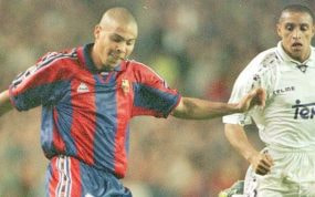 Ronaldo, en un Clásico con la camiseta del Barça.