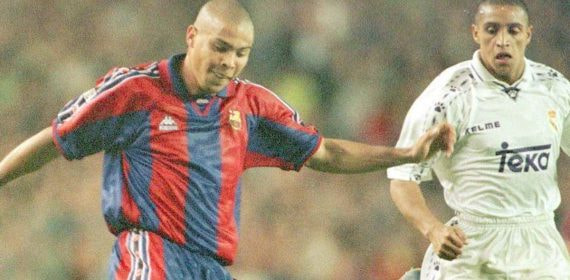 Ronaldo, en un Clásico con la camiseta del Barça.