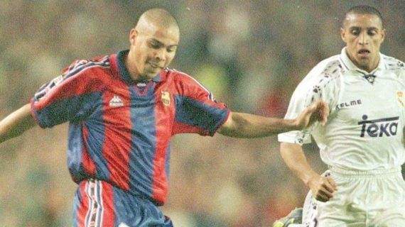 Ronaldo, en un Clásico con la camiseta del Barça.
