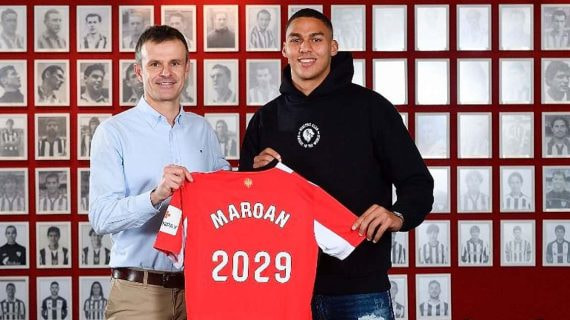 Maroan Sannadi posa con la camiseta del Athletic.
