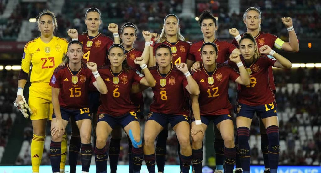 Las jugadoras de la Selección muestran el #SeAcabó en sus muñecas en su primer partido tras el Mundial.