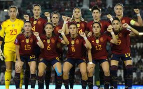 Las jugadoras de la Selección muestran el #SeAcabó en sus muñecas en su primer partido tras el Mundial.