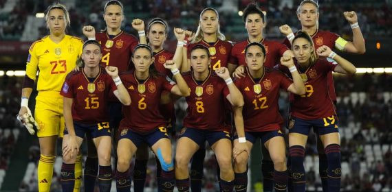 Las jugadoras de la Selección muestran el #SeAcabó en sus muñecas en su primer partido tras el Mundial.
