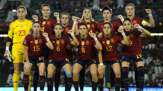 Las jugadoras de la Selección muestran el #SeAcabó en sus muñecas en su primer partido tras el Mundial.