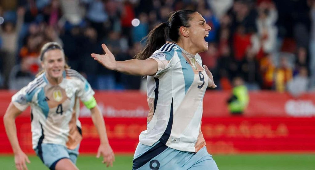 La Selección luciendo la segunda equipación en el partido de la Women's Nations League.