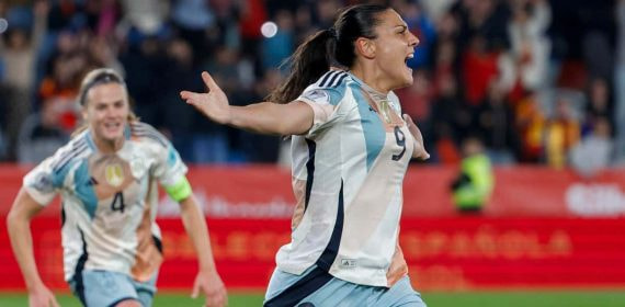 La Selección luciendo la segunda equipación en el partido de la Women's Nations League.