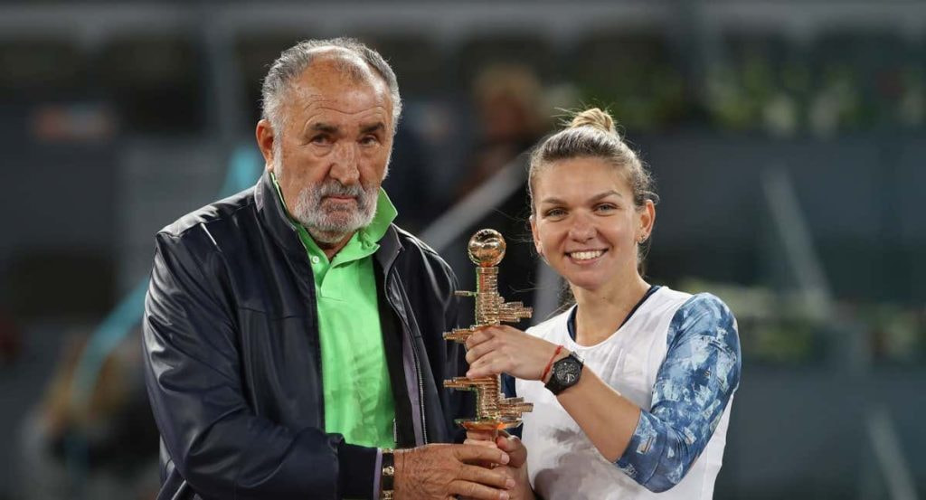 Ion Tiriac, junto a Simona Halep, durante la entrega de trofeos del Mutua Madrid Open 2017.