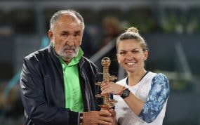 Ion Tiriac, junto a Simona Halep, durante la entrega de trofeos del Mutua Madrid Open 2017.