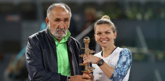 Ion Tiriac, junto a Simona Halep, durante la entrega de trofeos del Mutua Madrid Open 2017.