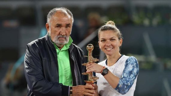 Ion Tiriac, junto a Simona Halep, durante la entrega de trofeos del Mutua Madrid Open 2017.