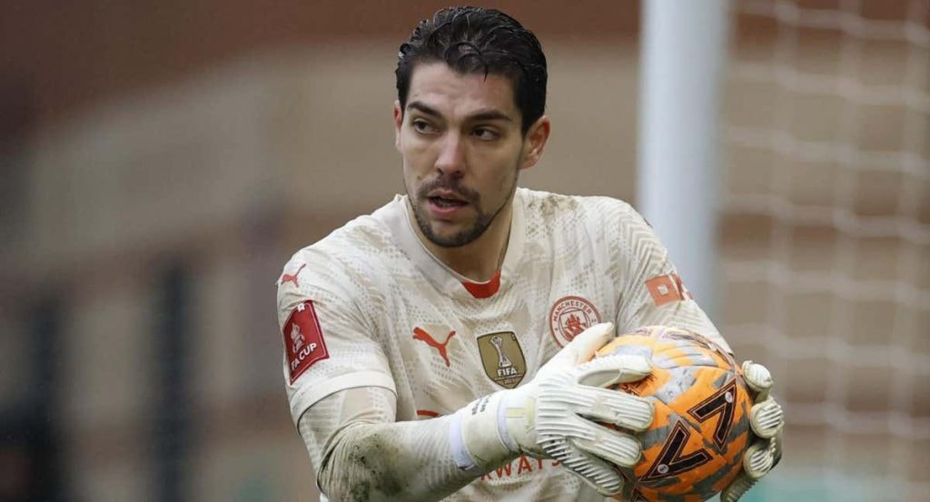 Stefan Ortega en un partido con el Manchester City.