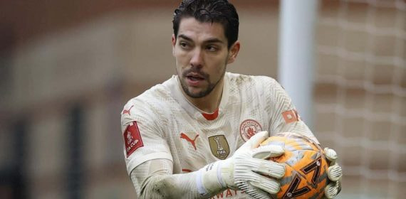 Stefan Ortega en un partido con el Manchester City.