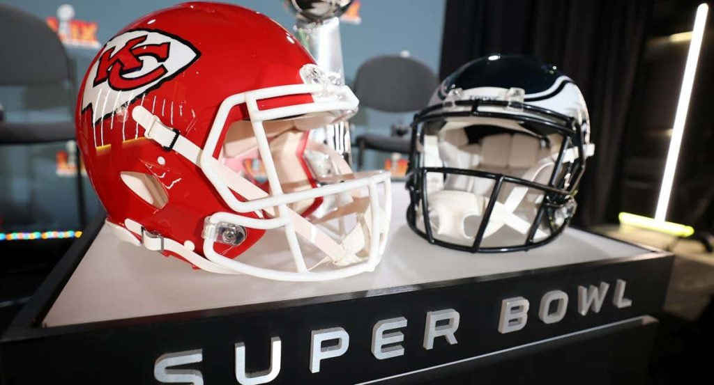 Los cascos de Kansas City Chiefs y los Philadelphia Eagles, ante el trofeo de la Superbowl.