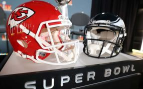 Los cascos de Kansas City Chiefs y los Philadelphia Eagles, ante el trofeo de la Superbowl.
