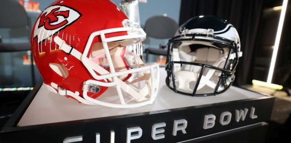 Los cascos de Kansas City Chiefs y los Philadelphia Eagles, ante el trofeo de la Superbowl.