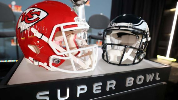 Los cascos de Kansas City Chiefs y los Philadelphia Eagles, ante el trofeo de la Superbowl.