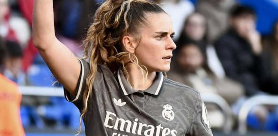 Teresa Abelleira, con muletas en Wembley.