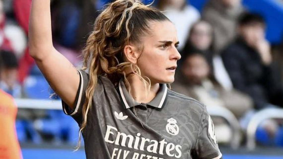Teresa Abelleira, con muletas en Wembley.