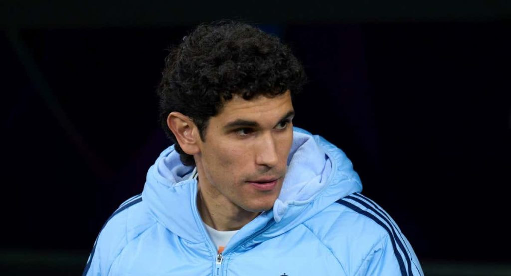 Jesús Vallejo en el banquillo del Real Madrid.