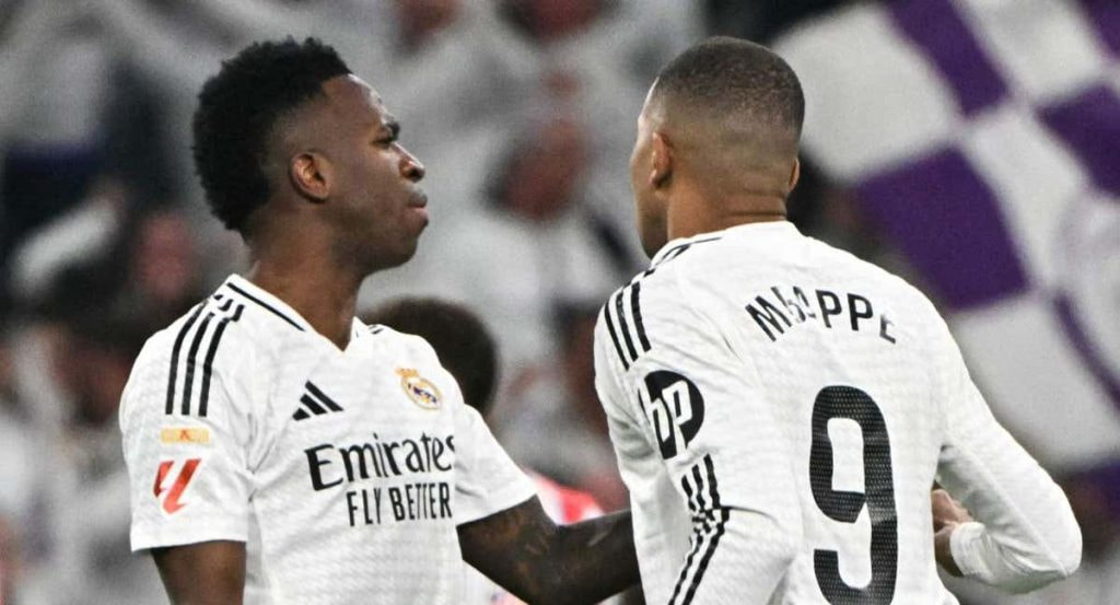 Vinicius y Mbappé , durante el derbi en el Bernabéu.