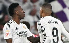 Vinicius y Mbappé , durante el derbi en el Bernabéu.