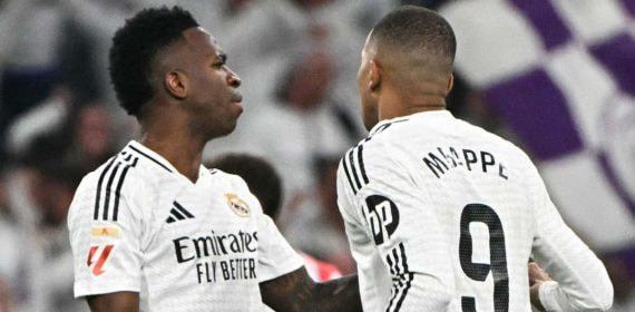 Vinicius y Mbappé , durante el derbi en el Bernabéu.