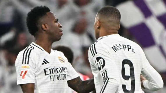 Vinicius y Mbappé , durante el derbi en el Bernabéu.
