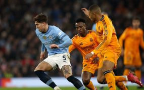 Vinicius y Mbappé persiguen a Stones para robarle un balón.