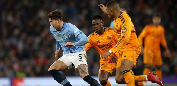 Vinicius y Mbappé persiguen a Stones para robarle un balón.