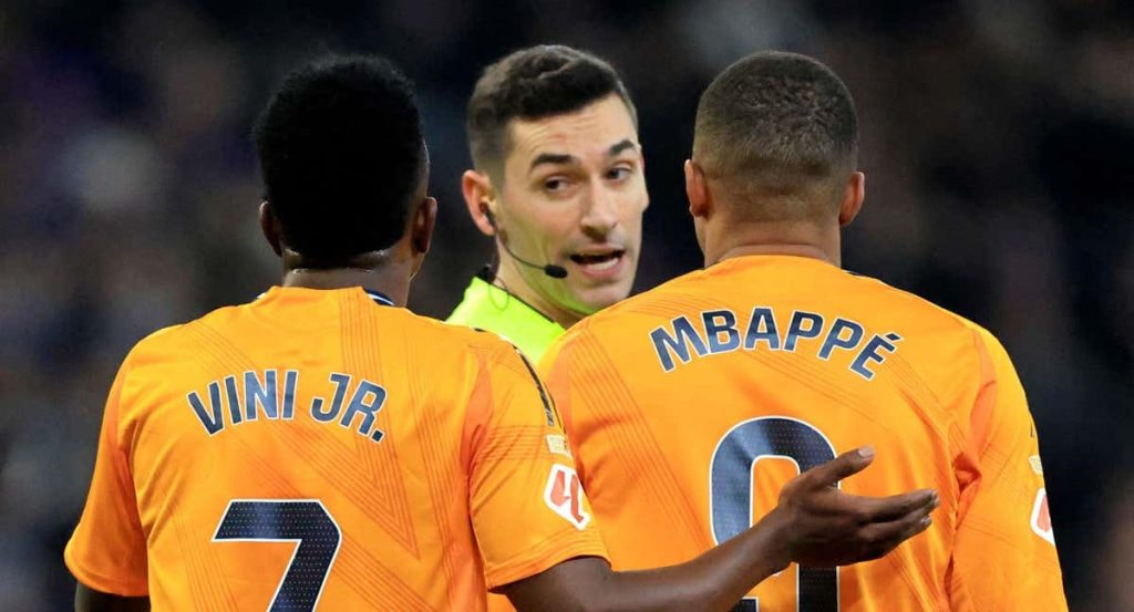 Vinicius y Mbappé protestan una acción a Muñiz Ruiz.