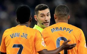 Vinicius y Mbappé protestan una acción a Muñiz Ruiz.