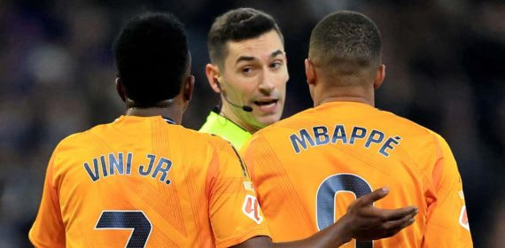 Vinicius y Mbappé protestan una acción a Muñiz Ruiz.