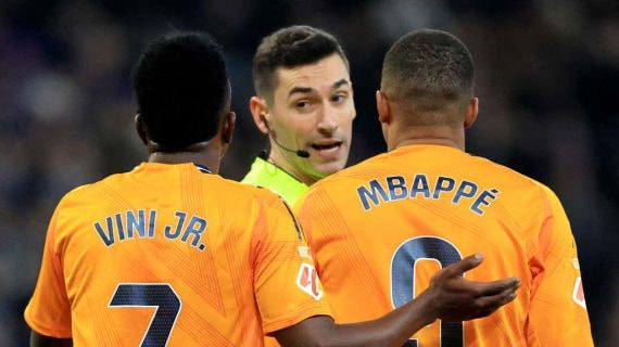 Vinicius y Mbappé protestan una acción a Muñiz Ruiz.