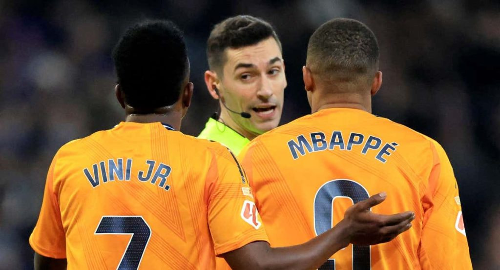 Mbappé y Vinicius protestan a Muñiz Ruiz en Cornellà.