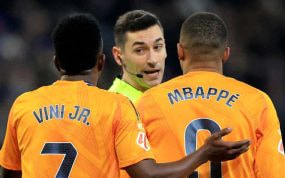Mbappé y Vinicius protestan a Muñiz Ruiz en Cornellà.